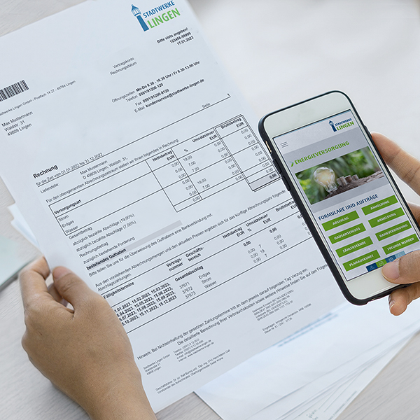 Bild einer Rechnung und eines Handys