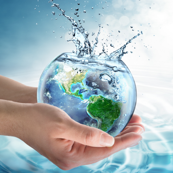 Hand mit Weltkugel in Wasser gehüllt