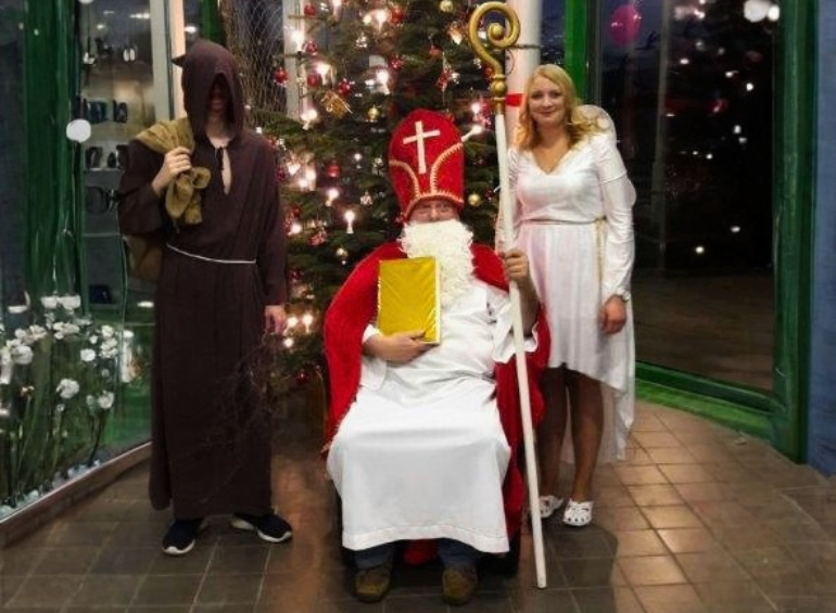 Der Nikolaus zusammen mit Knecht Ruprecht und einem Engelchen vor dem Weihnachtsbaum im Linus Lingen.