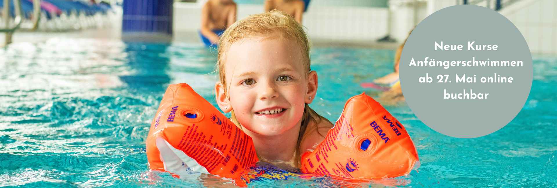 Kind mit Schwimmflügeln am Rand des Schwimmbeckens. In einem Kreis daneben wird auf das Datum für die nächste Kursveröffentlichung hingewiesen. 