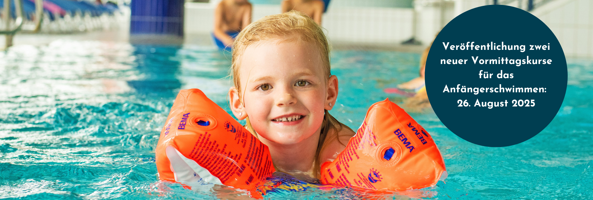Kind mit Schwimmflügeln am Rand des Schwimmbeckens. In einem Kreis daneben wird auf das Datum für die nächste Kursveröffentlichung hingewiesen. 