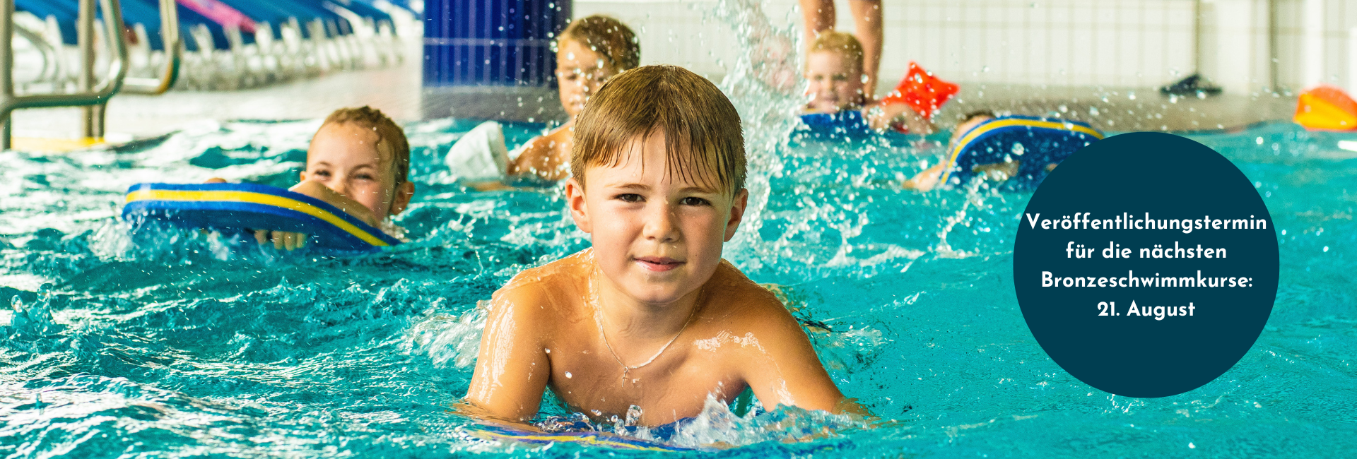 Ein Junge schwimmt im Vordergrund des Bildes mit einem Schwimmbrett. Im Hintergrund ein paar weitere Kinder. Neben dem Jungen ist ein Kreis, in dem auf die Freischaltungstermin für den nächsten Bronzeschwimmkurs hingewiesen wird.