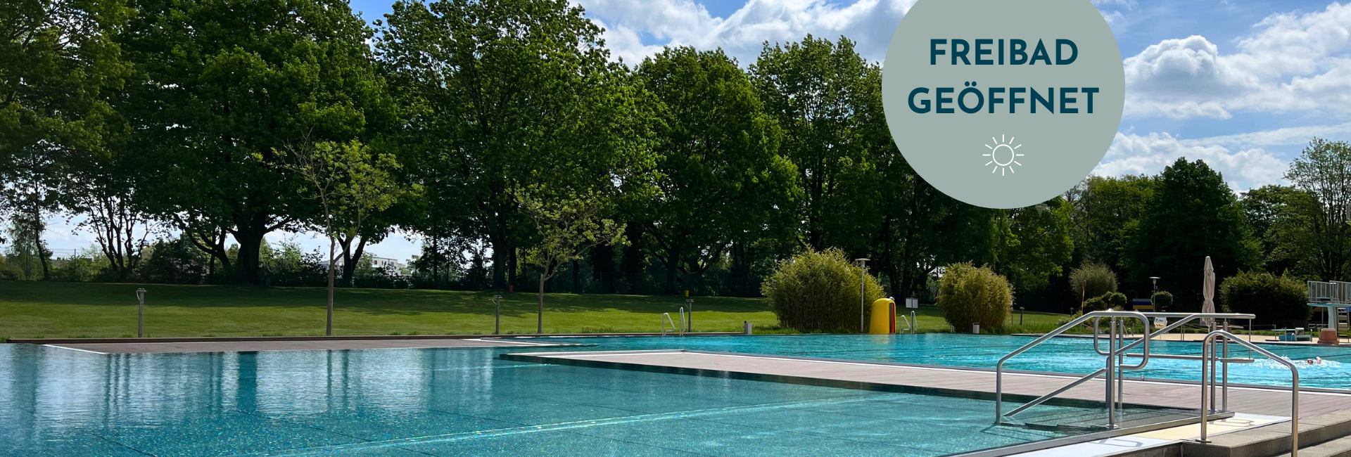 Blick auf Schwimmbecken vom Freibad des Linus Lingen