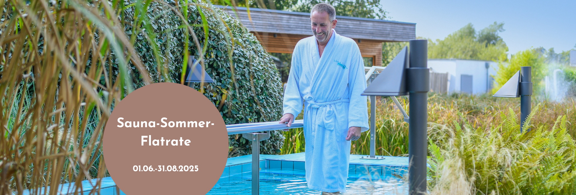 Mann geht durch knietiefes Wasserbecken. Info zur Sauna-Sommer-Flatrate.