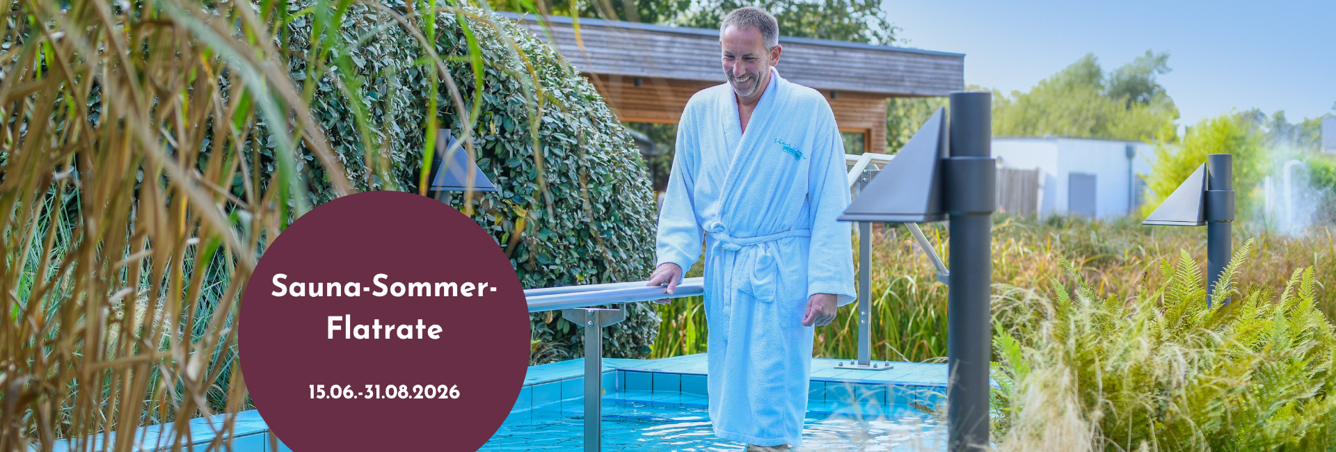 Mann geht durch knietiefes Wasserbecken. Info zur Sauna-Sommer-Flatrate.