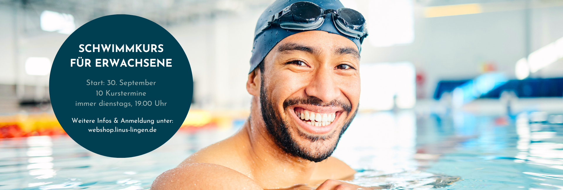 Ein Mann steht bis zu den Schultern in einem Schwimmbecken eines Schwimmbades. Er lächelt in die Kamera und trägt eine Badekappe, darauf eine Taucherbrille. In einem runden Kreis wird auf die nächste Kursveröffentlichung aufmerksam gemacht.