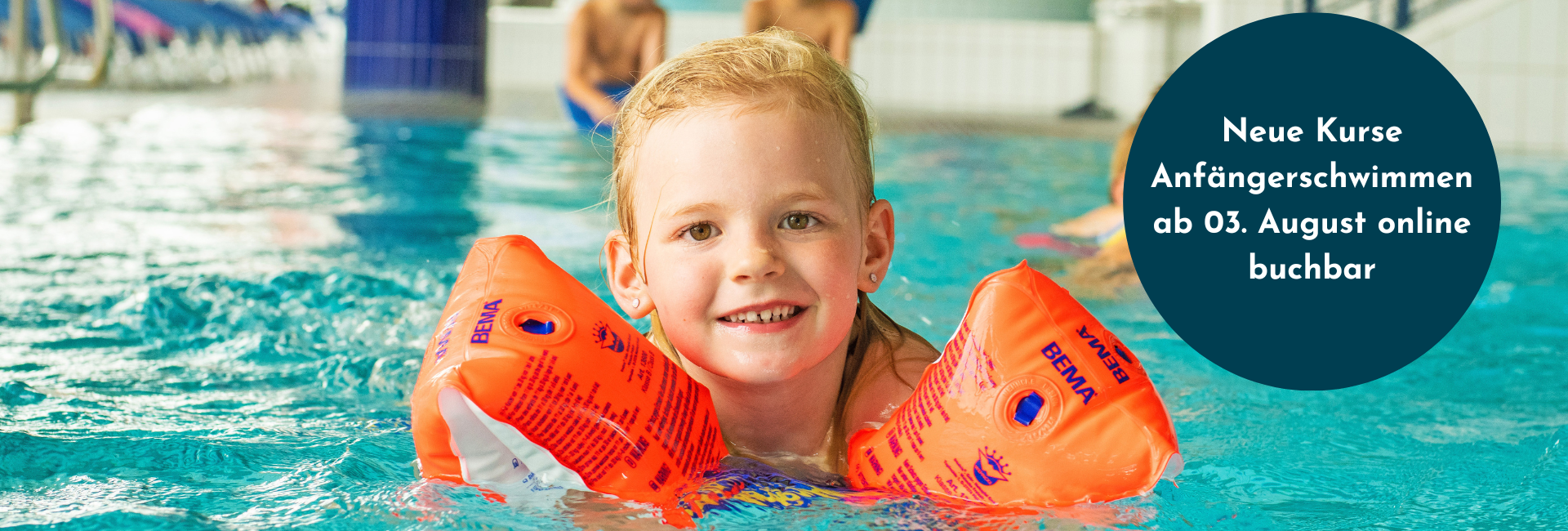 Kind mit Schwimmflügeln am Rand des Schwimmbeckens. In einem Kreis daneben wird auf das Datum für die nächste Kursveröffentlichung hingewiesen. Freischaltung der Termine am 03. August.