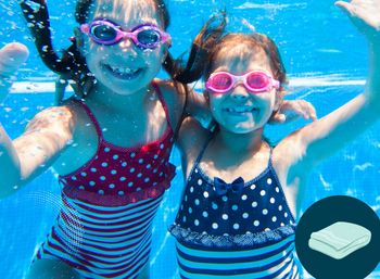 Zwei Kinder mit Schwimmbrillen am Tauchen mit Icon eines Handtuchs in der Ecke.